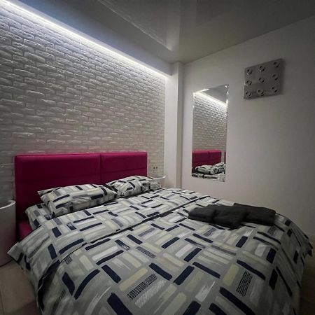 2-Room Luxury Apartment In The Center Киев Экстерьер фото